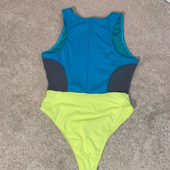 🔥 Sexy Two Toned One-Piece Swimsuit - Picture 4 of 5